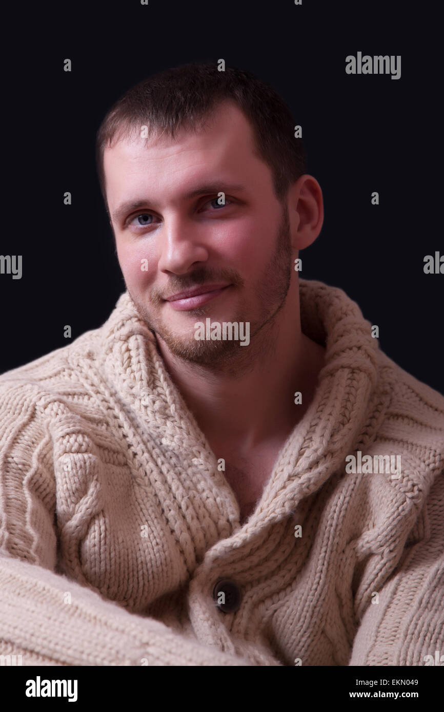 Porträt von einem schönen jungen Mann, schwarzer Hintergrund Stockfoto