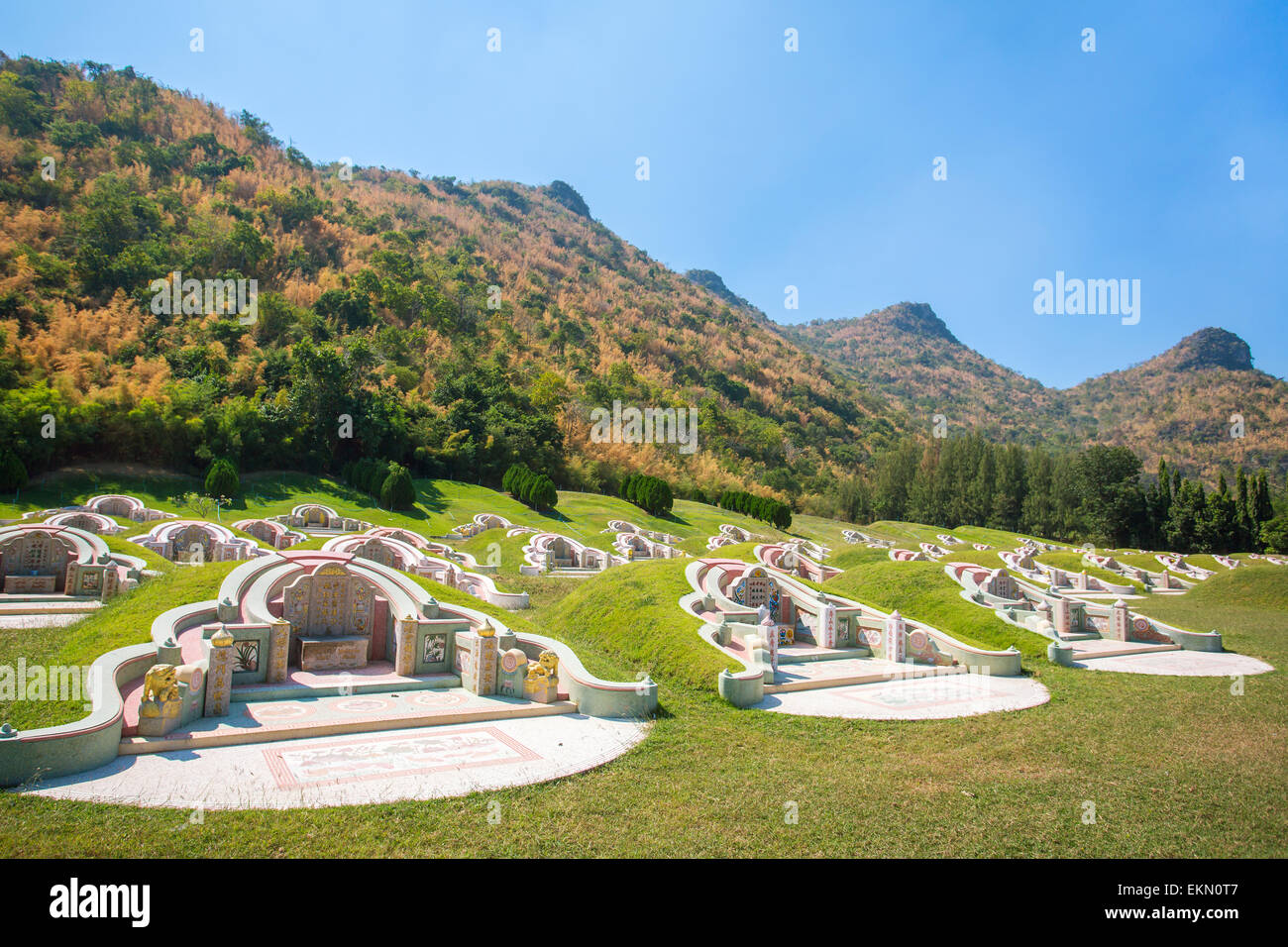 Chinesischer Friedhof in Provinz Kanchanaburi, Thailand Stockfoto