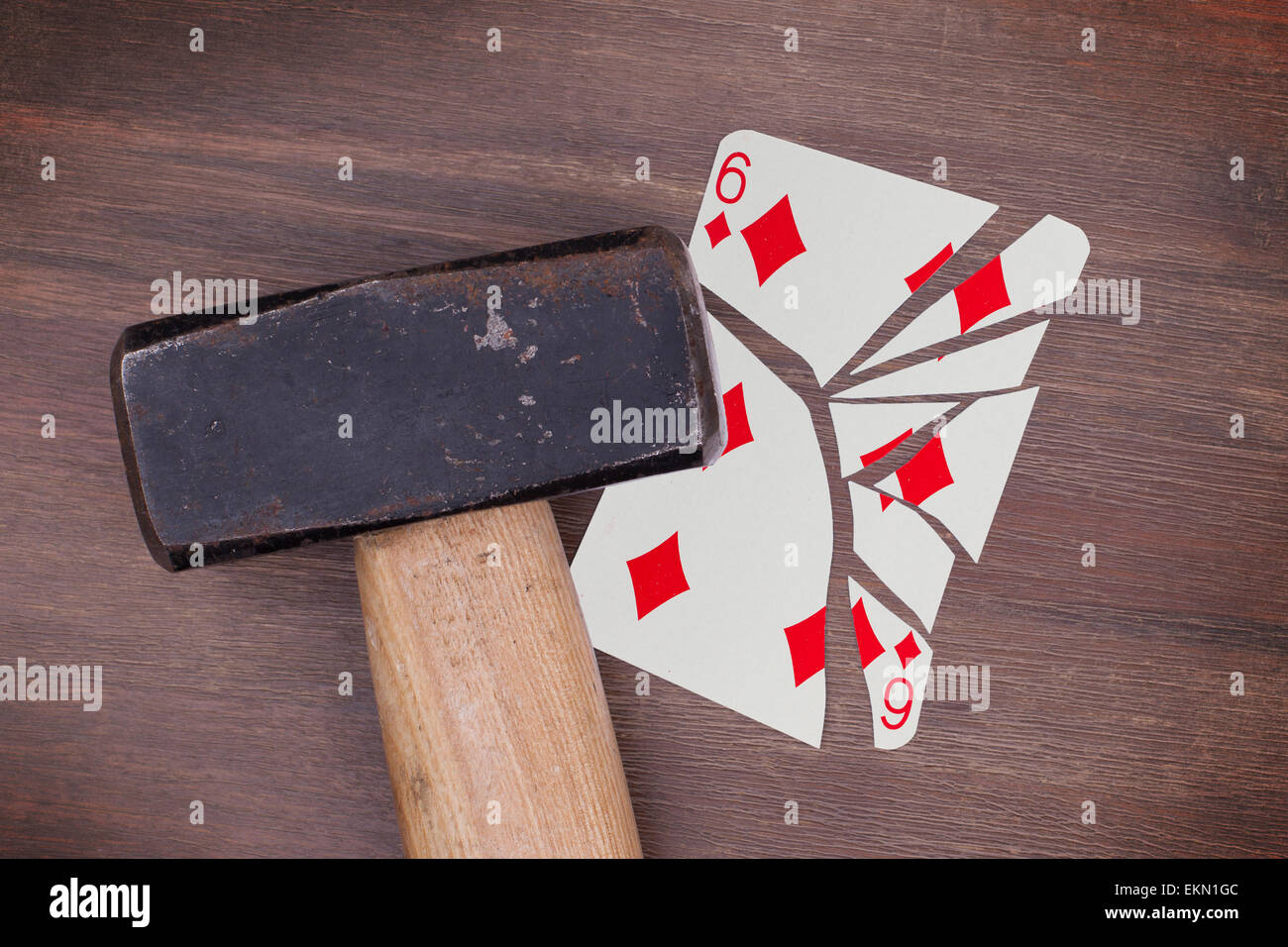 Hammer mit einer gebrochenen Karte, Vintage-Look, sechs Diamanten Stockfoto