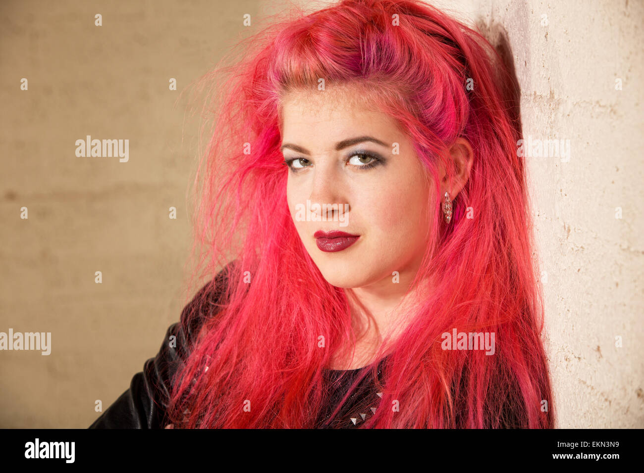 Punk Teen weiblich in Ecke Stockfoto