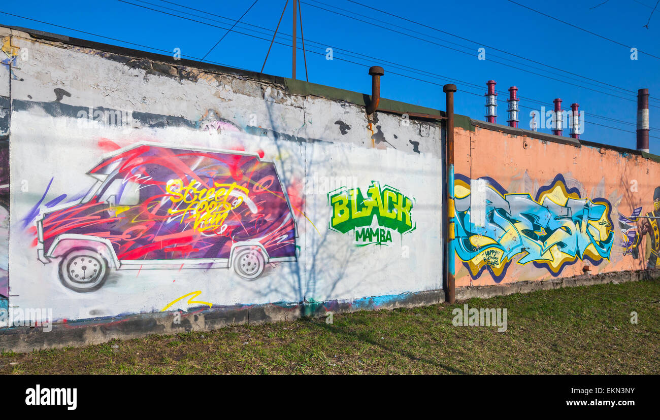 Sankt-Petersburg, Russland-6. April 2015: Bunte Graffiti mit rosa van und chaotischen Textelemente über alten Beton Garage wal Stockfoto