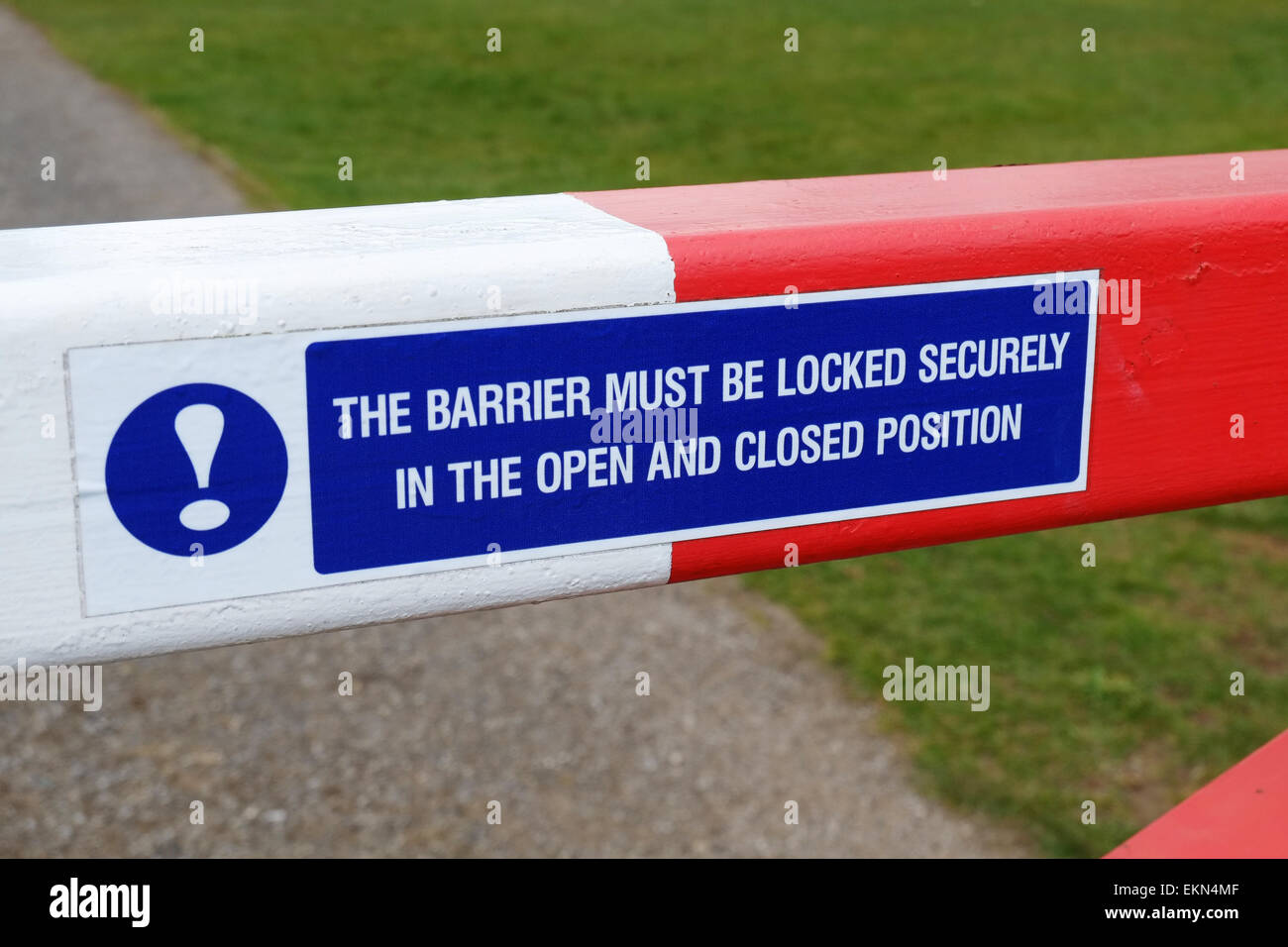 Warnschild am modernen Strasse Barriere. Stockfoto