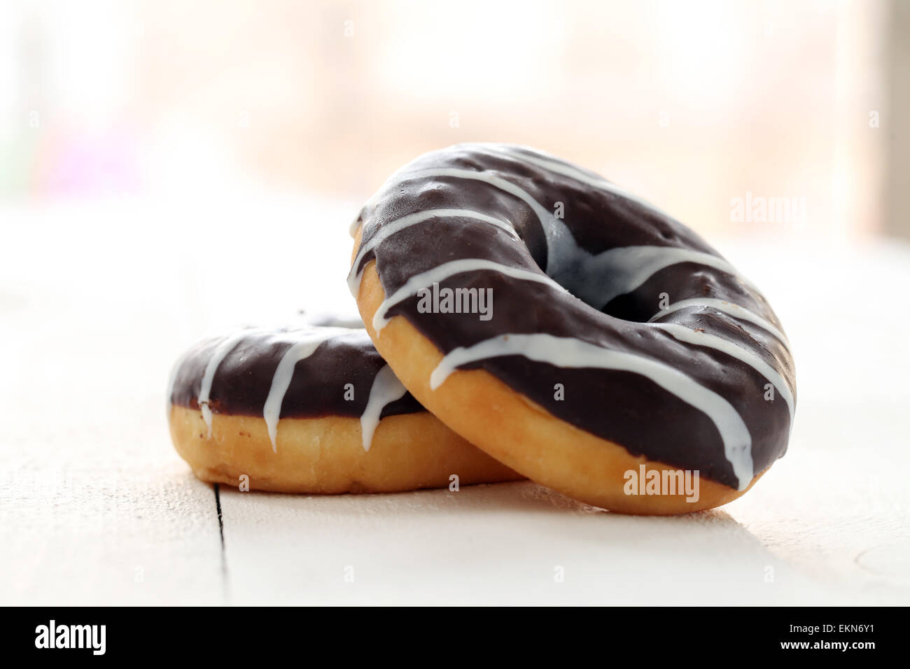 Frische leckere Donuts mit brauner Glasur Stockfoto