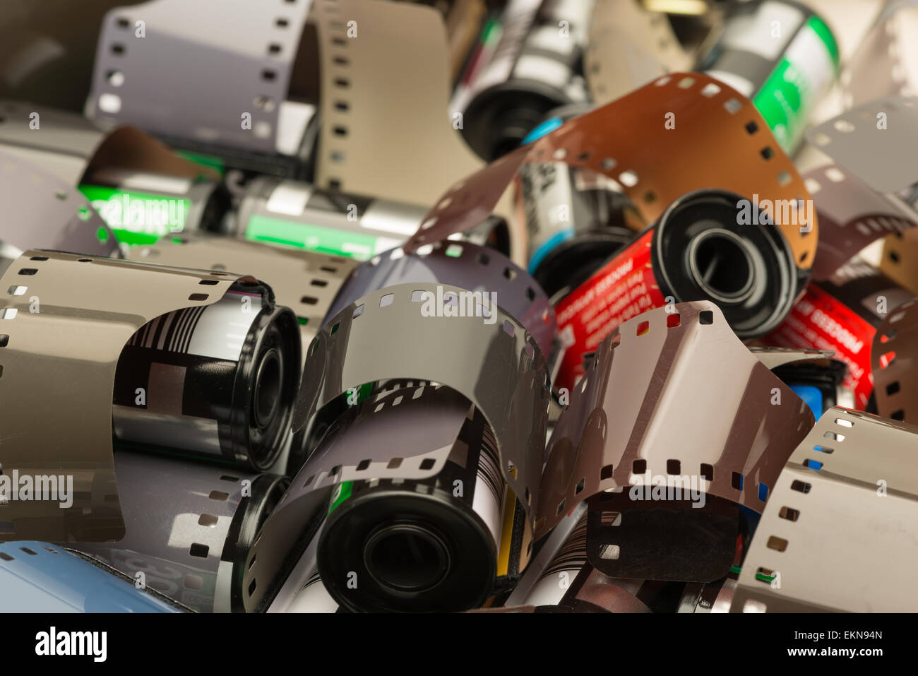 alte Technologie Nassverfahren 35mm Film Rollen verschiedene farbige Emulsion e6 Transparenz schwarze und weiße Farbe negative Stockfoto