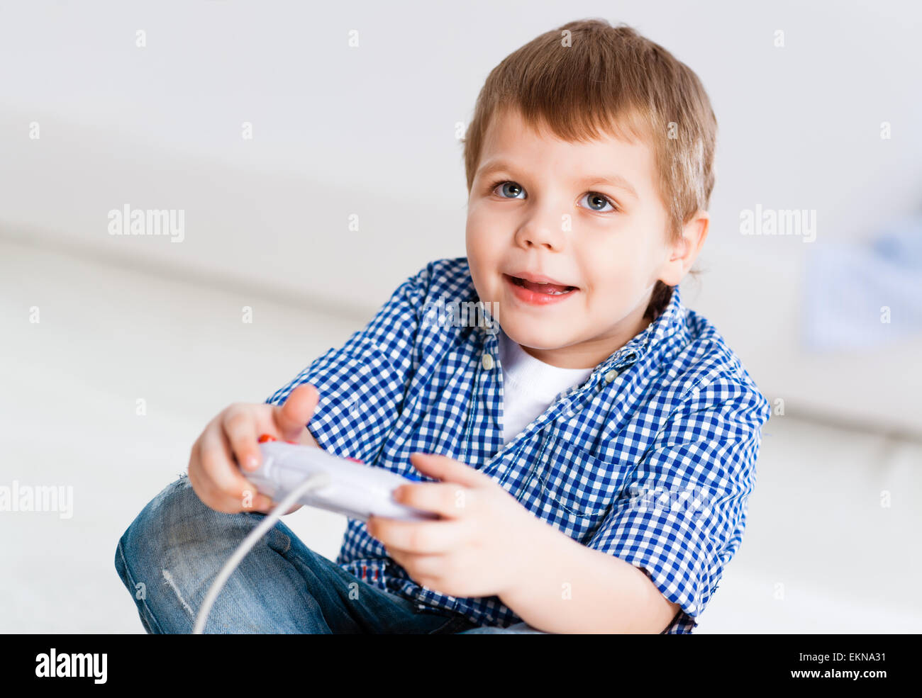 Junge spielt auf einer Spielkonsole Stockfoto