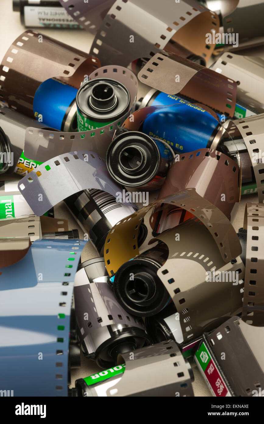 alte Technologie Nassverfahren 35mm Film Rollen verschiedene farbige Emulsion e6 Transparenz schwarze und weiße Farbe negative Stockfoto
