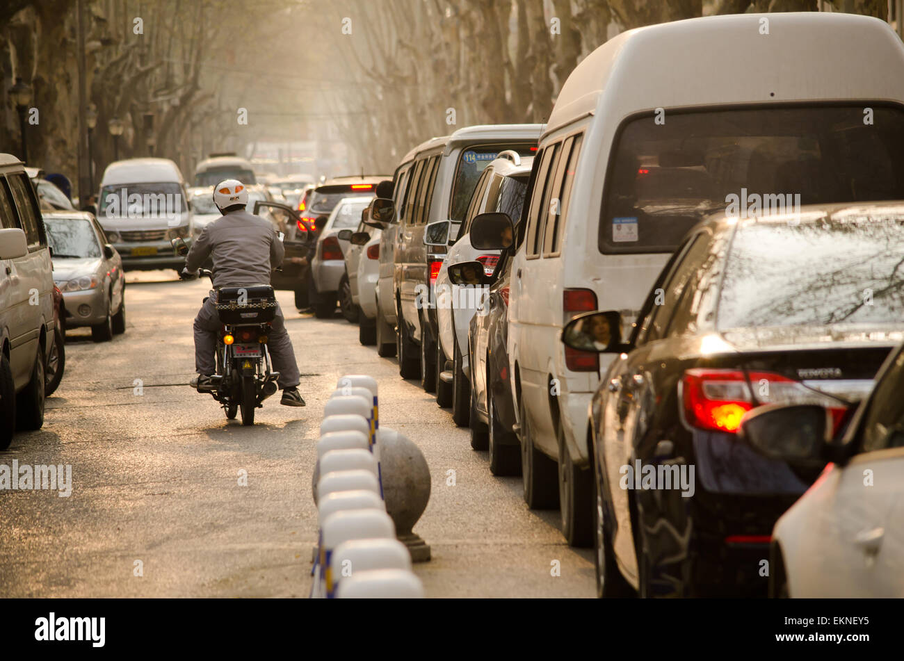 Geduldig warten die Autos im Stau während der Rush Hour in Xi ' an, China. Motorräder bewegen frei. Stockfoto