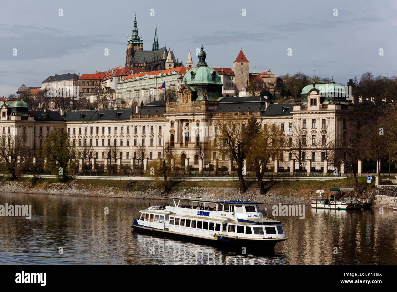 Prager Burg Flussboot die Straka Akademie - der Sitz der tschechischen Regierung, Prag Moldau Flussfahrt Stockfoto