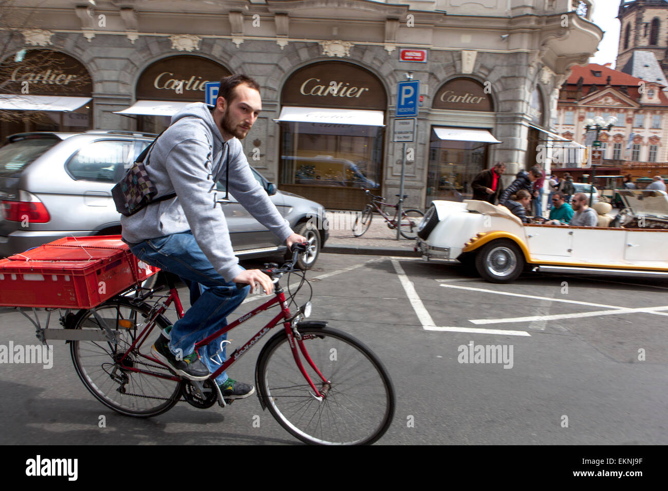 Radfahrer in Parizska Straße Prag, Old Town, Tschechische Republik Stockfoto