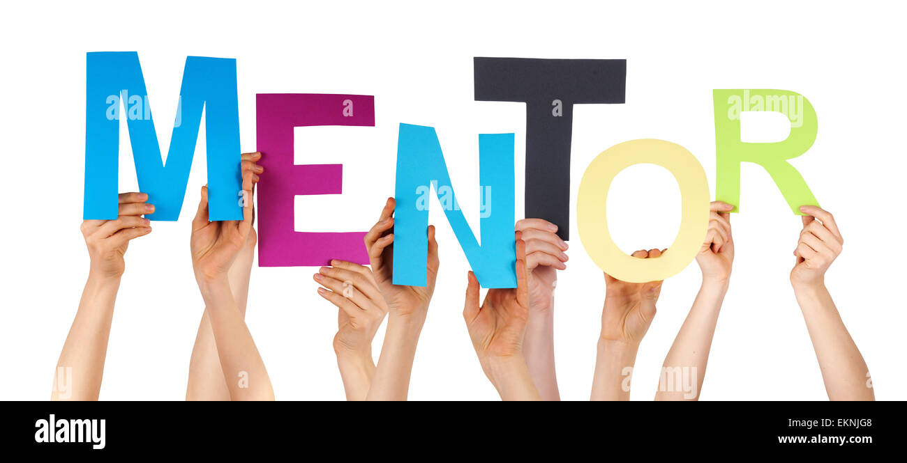 Viele kaukasische Menschen und Händen mit bunten Buchstaben oder Zeichen Gebäude der isolierten englische Wort Mentor auf weißen Backg Stockfoto