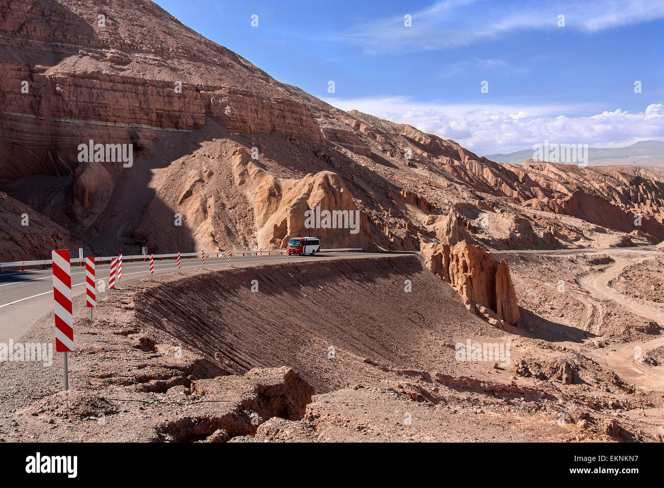 Die Panamericana führt durch das Tal der Toten hoch auf dem Altiplano in der Atacama-Wüste im Norden Chiles. Stockfoto