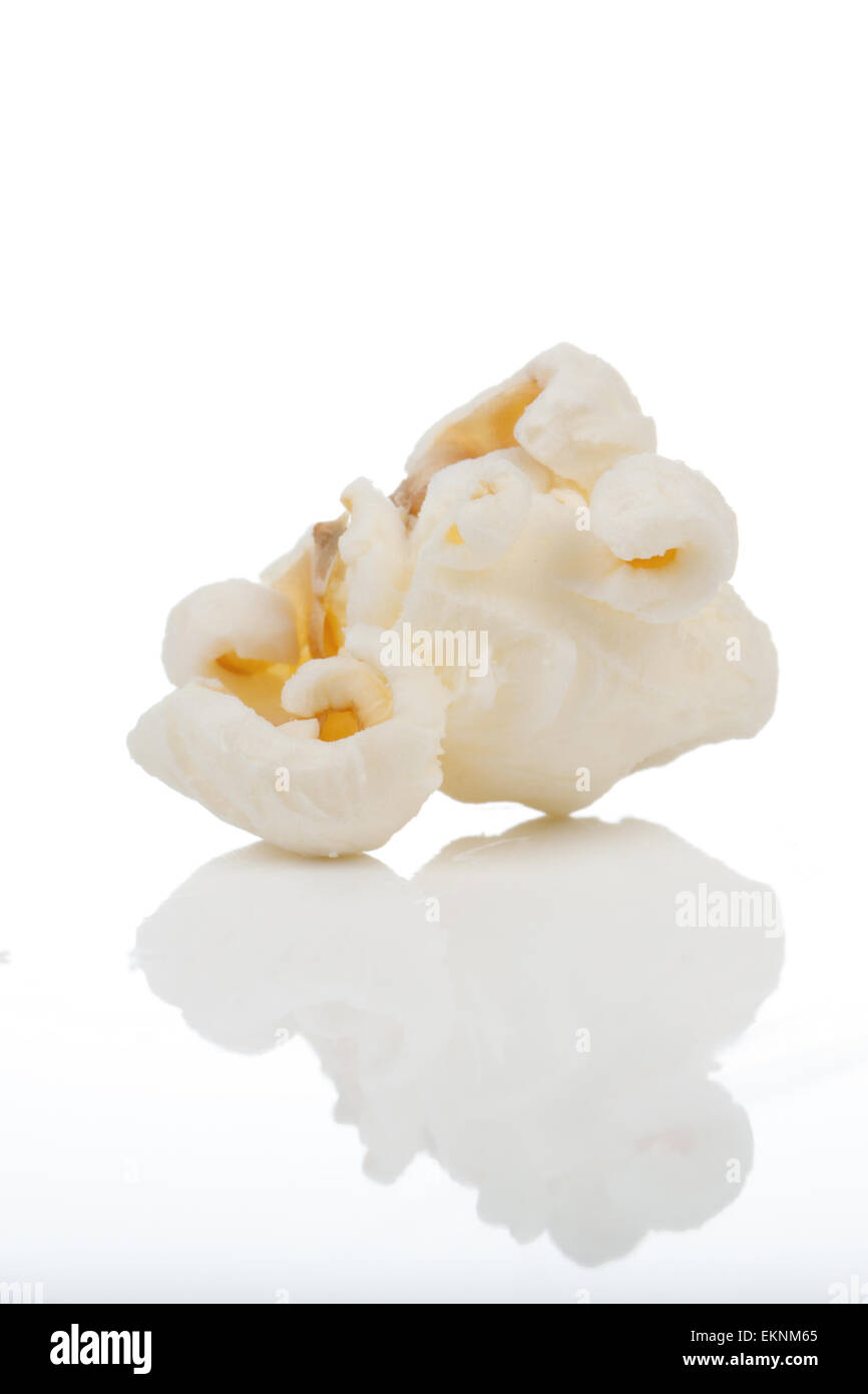 Popcorn, isoliert auf weiss Stockfoto