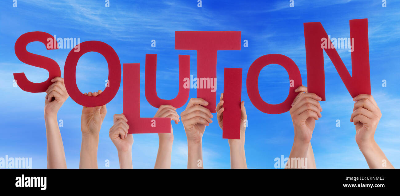Viele kaukasische Menschen und Händen mit roten Buchstaben oder Zeichen Gebäude das englische Wort Lösung auf blauen Himmel Stockfoto