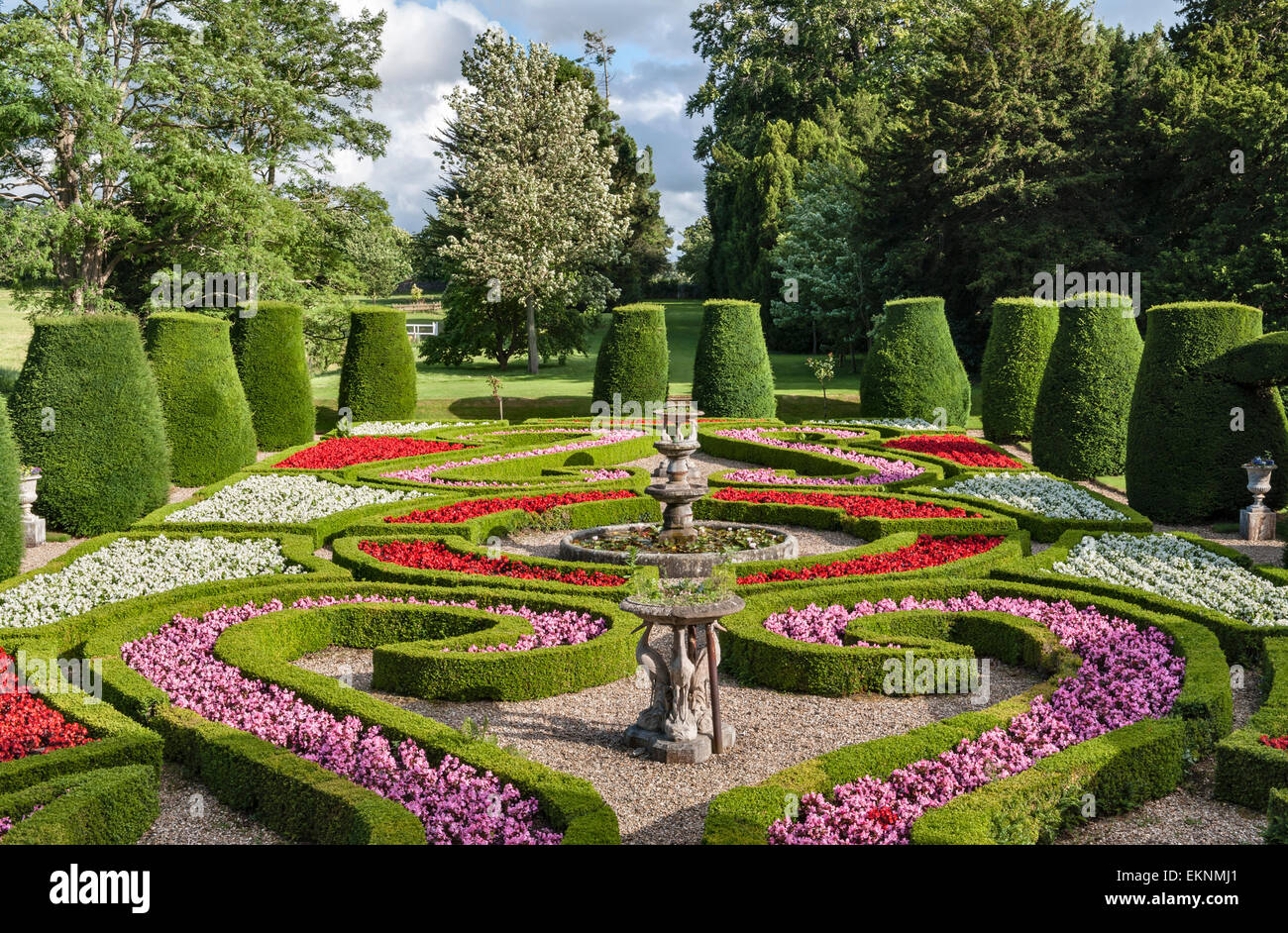 wales-formales-viktorianisches-parterre-fotos-und-bildmaterial-in