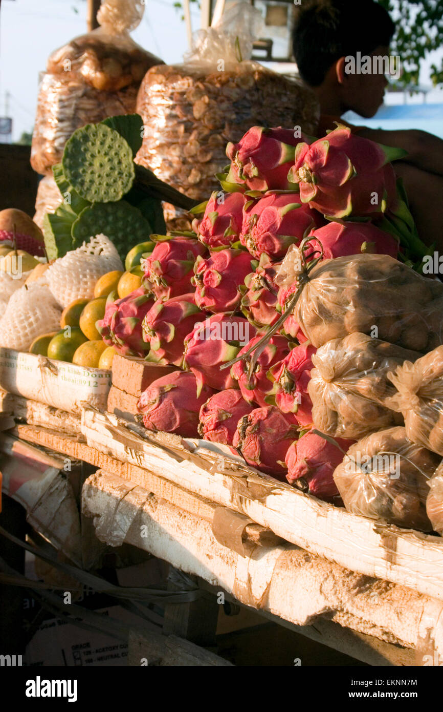 Dragon Fruit & Lotus Obst Samen stehen zum Verkauf als street Food-Snacks in Kampong Cham, Kambodscha. Stockfoto
