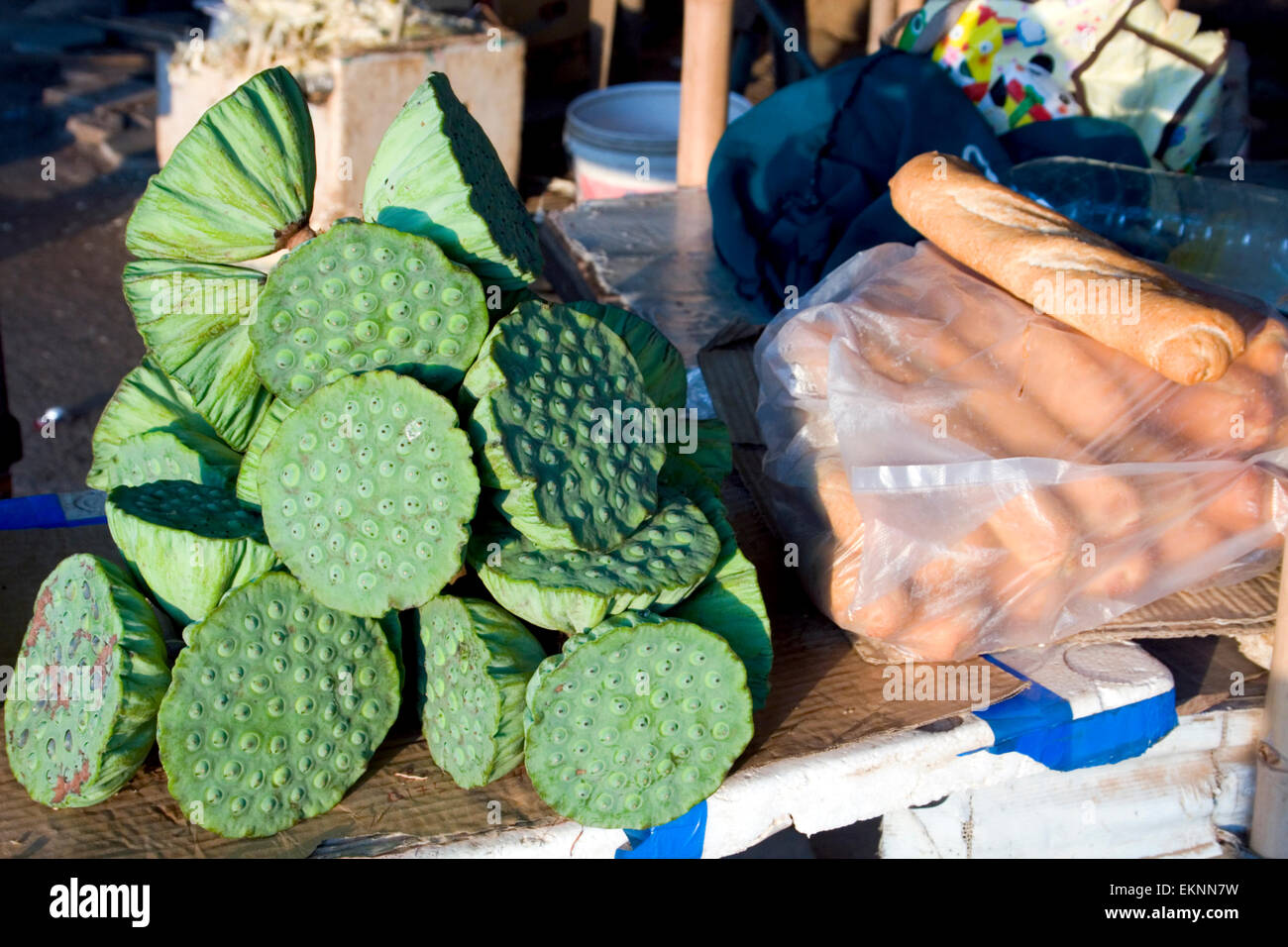 Lotossamen Früchte stehen zum Verkauf als street Food-Snacks in Kampong Cham, Kambodscha. Stockfoto
