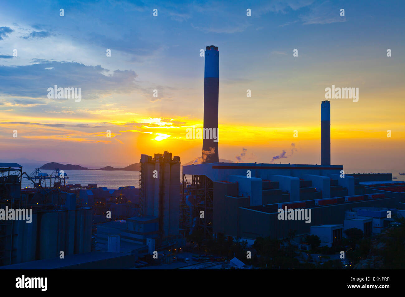 Kraftwerk bei Sonnenuntergang Stockfoto