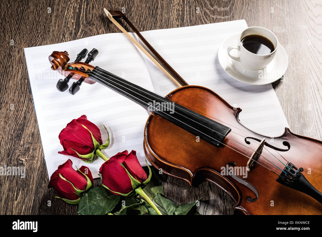 Violine, Rose, Kaffee und Musik Bücher Stockfoto