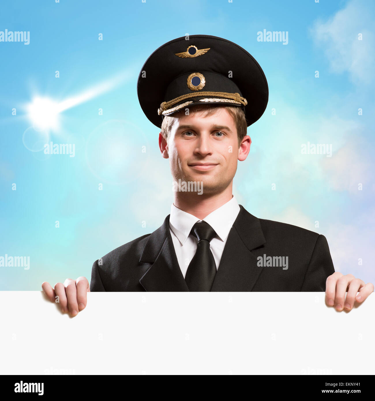 Pilot in Form einer leeren Plakatwand zu halten Stockfoto