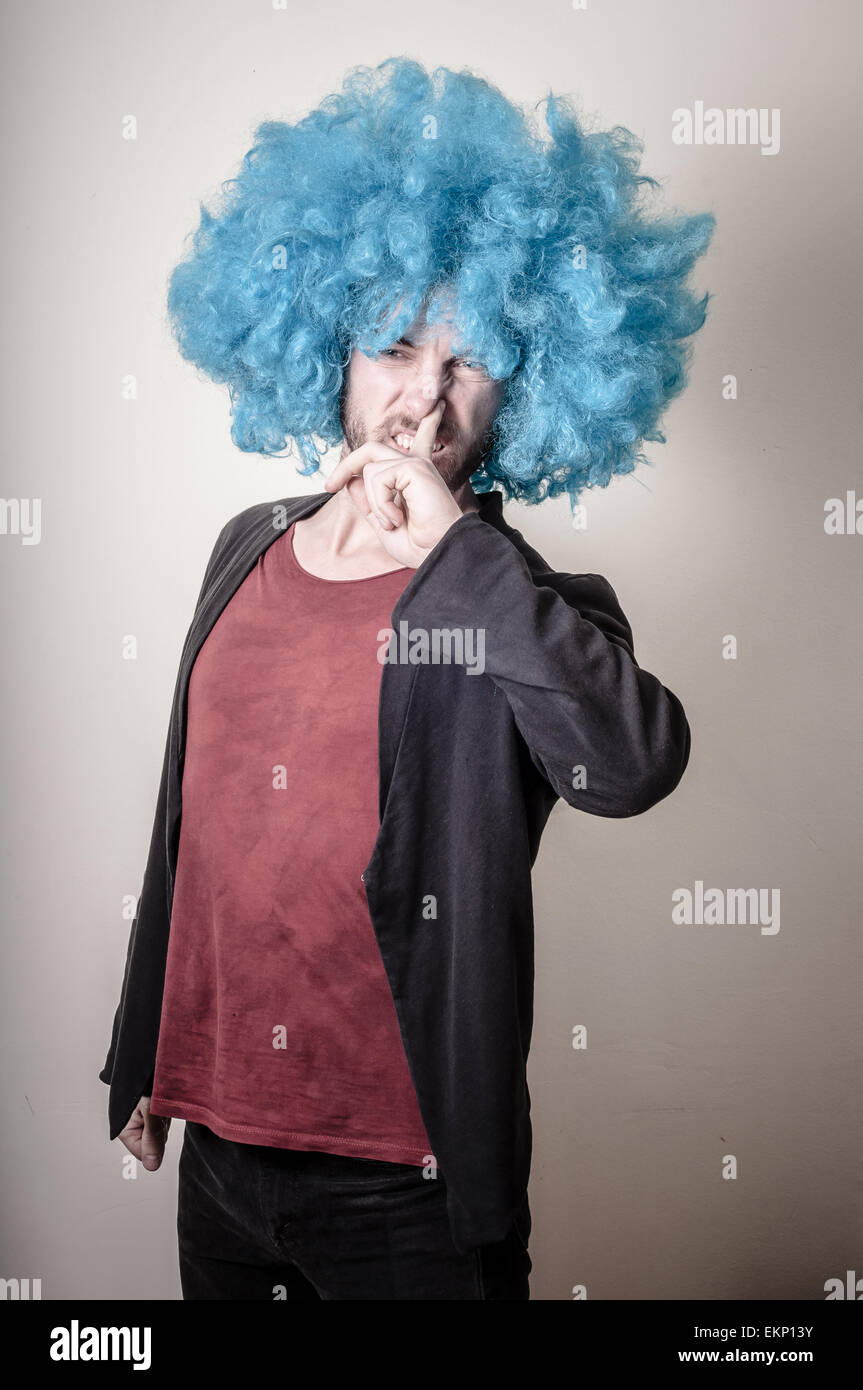 Hipster stilvolle lustigen Mann mit blauen Perücke Stockfoto