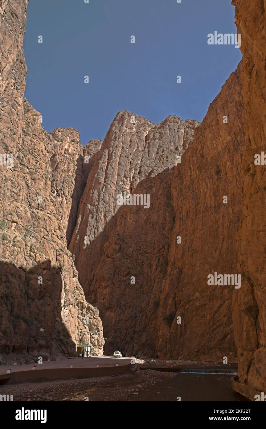 Todra Schlucht ist eine Schlucht im östlichen Teil des hohen Atlas-Gebirge in Marokko, in der Nähe der Stadt Tinghir. Sowohl die Todra ein Stockfoto