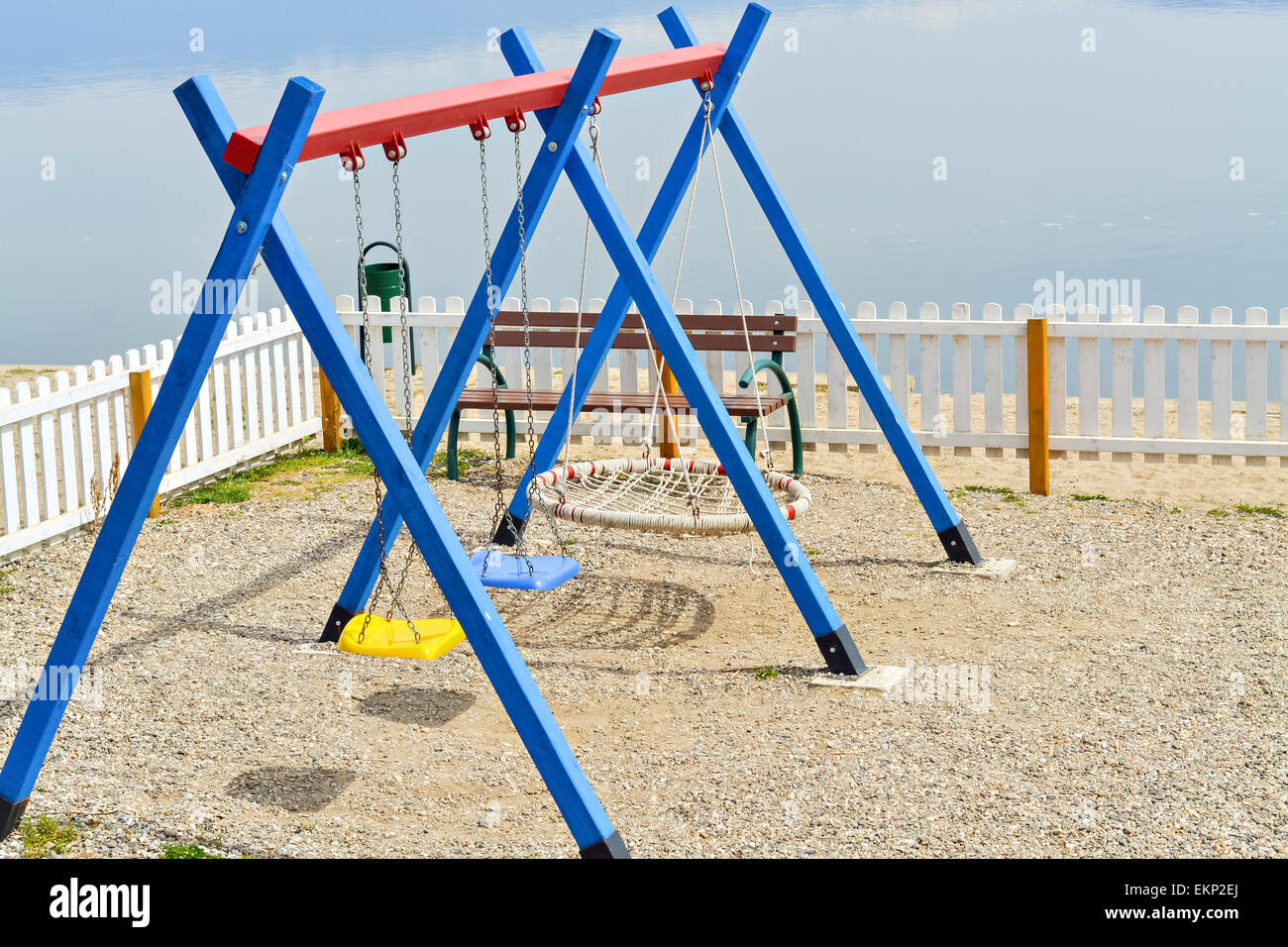 Spielplatz im Park direkt am See mit Spielzeug in leuchtenden Farben Stockfoto