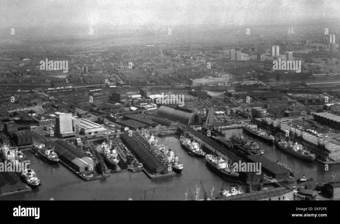 Docks im Stillstand in Liverpool am ersten Tag der nationalen dock Streik. Handelsschiffe säumen die Kais, im Leerlauf. 16. Mai 1966. Stockfoto