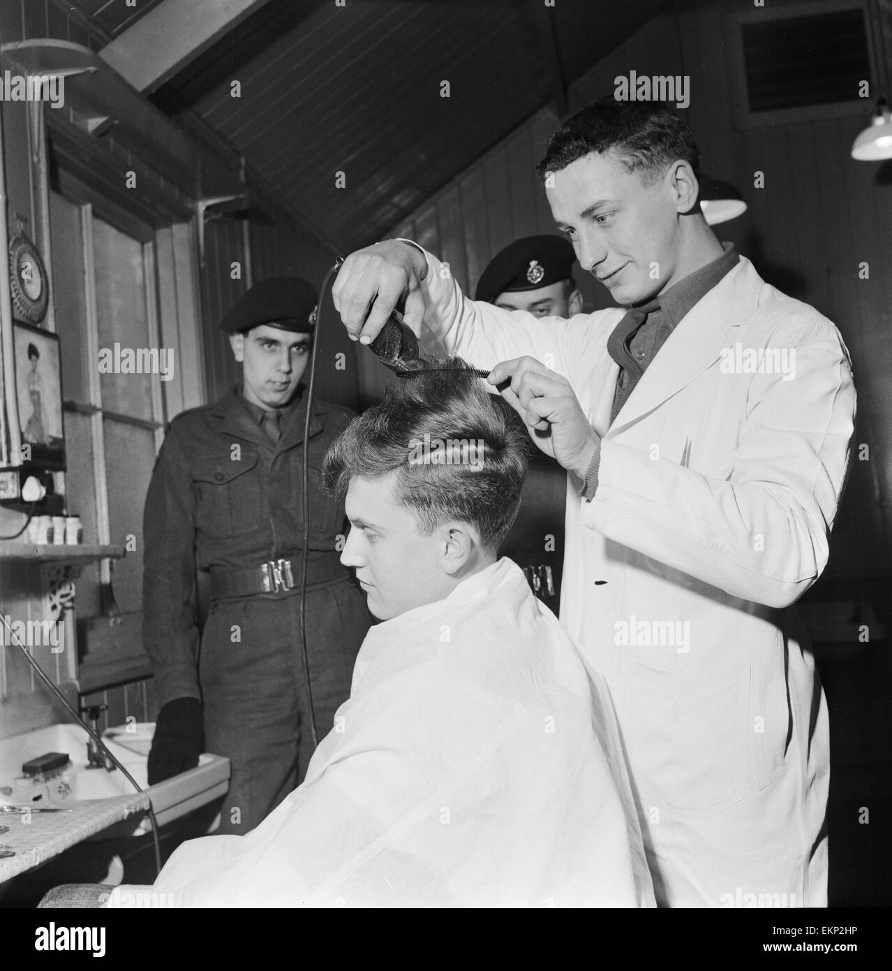 Britischer Pop-Sänger Terry Dene bekommt einen neuen Haarschnitt von Rifleman G P Pennycook am Winchester-Kaserne als er seine zwei Jahre Dienst in der Armee beginnt. 16. Januar 1959. Stockfoto