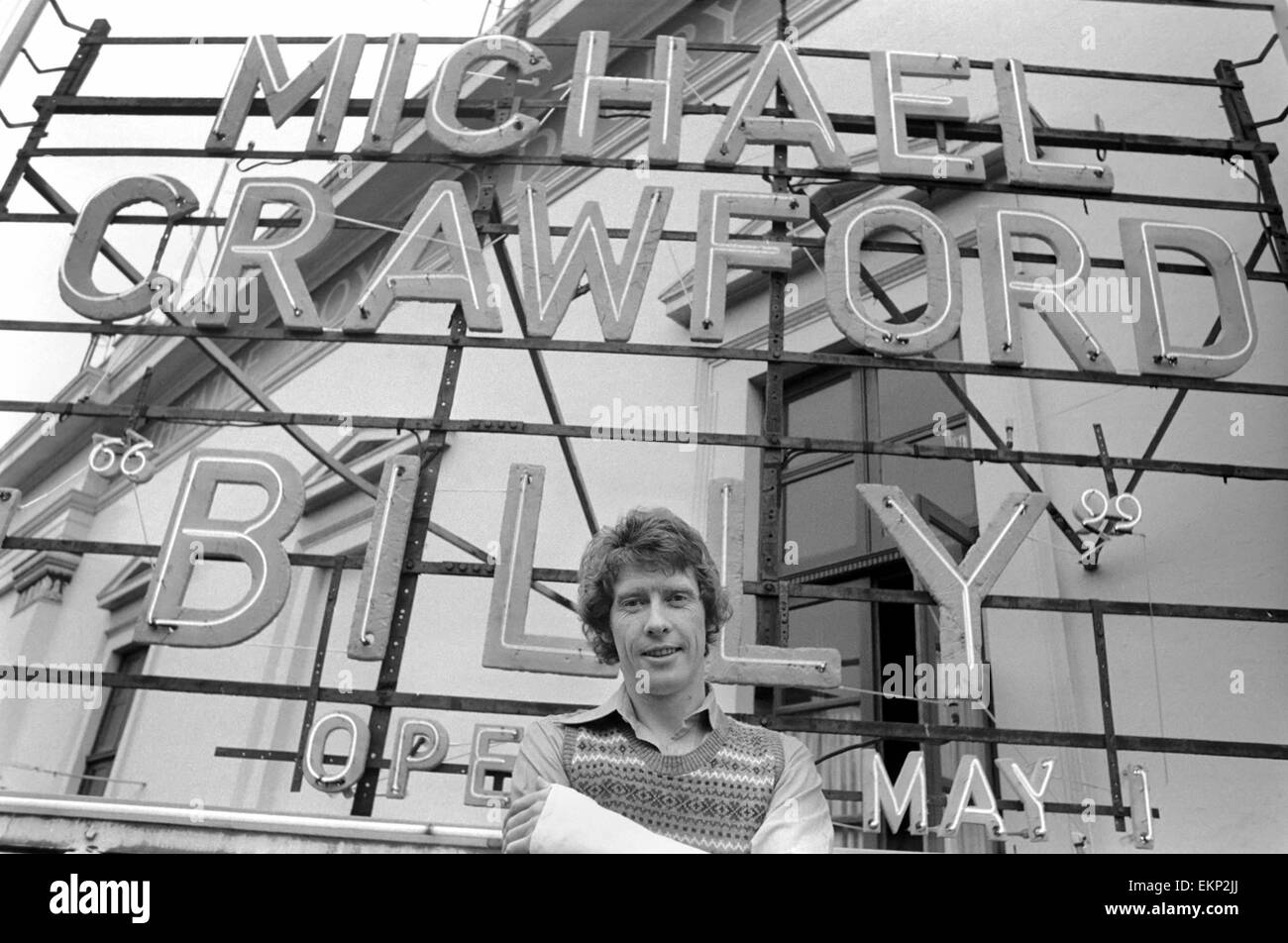 Schauspieler Michael Crawford, der Hauptrolle in "Billy" ist eine musikalische basierend auf "Billy Liar" hat seinen Namen in Lichter im Drury Lane Theatre. In der Zwischenzeit ist er einen gebrochenen Arm Pflege. April 1974 74-2470-002 Stockfoto