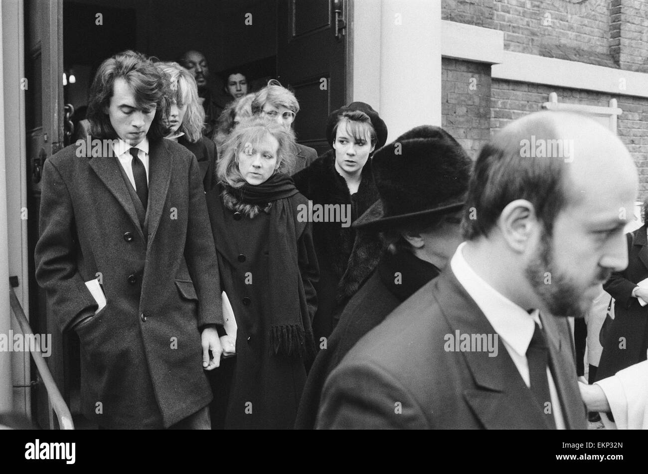 Totenmesse für Irish Rock star Phil Lynott, lead-Sänger von Thin Lizzy, statt an einer Kirche in Richmond, Surrey. Trauergäste verlassen die Kirche nach dem Gottesdienst. 9. Januar 1986. Stockfoto