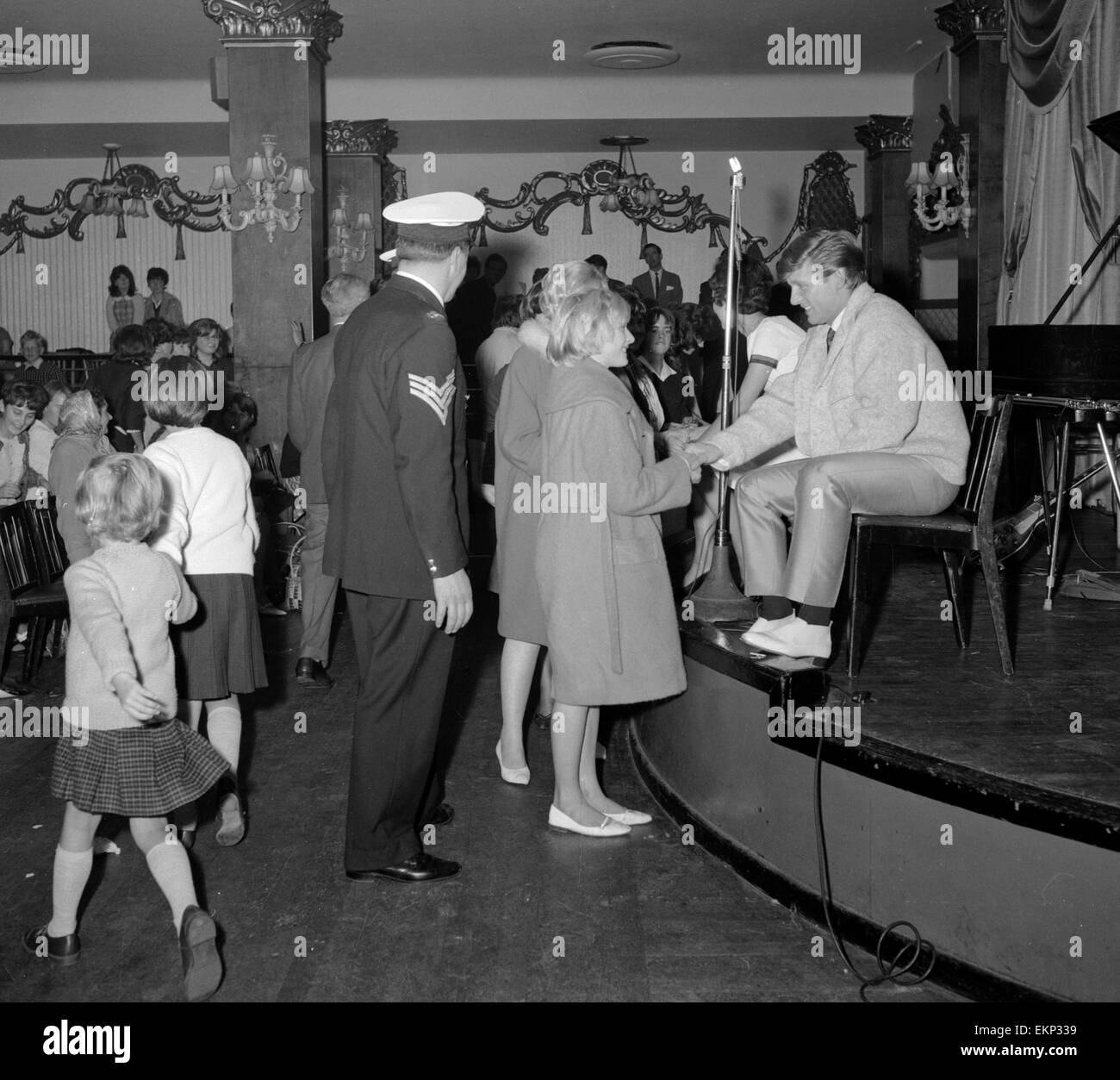 Fans begrüßen die Rückkehr der Pop-Sänger Johnny Leyton bei einem Fan-Club-Konzert im Empire Rooms in London. 1. Oktober 1962. Stockfoto