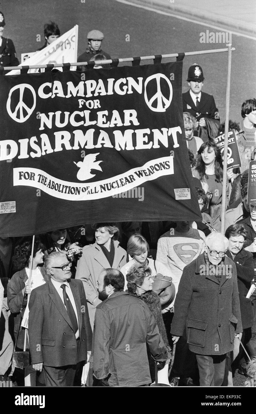 Labour-Chef Michael Foot in eine Kampagne für nukleare Abrüstung Rally in London. 23. Oktober 1983. Stockfoto