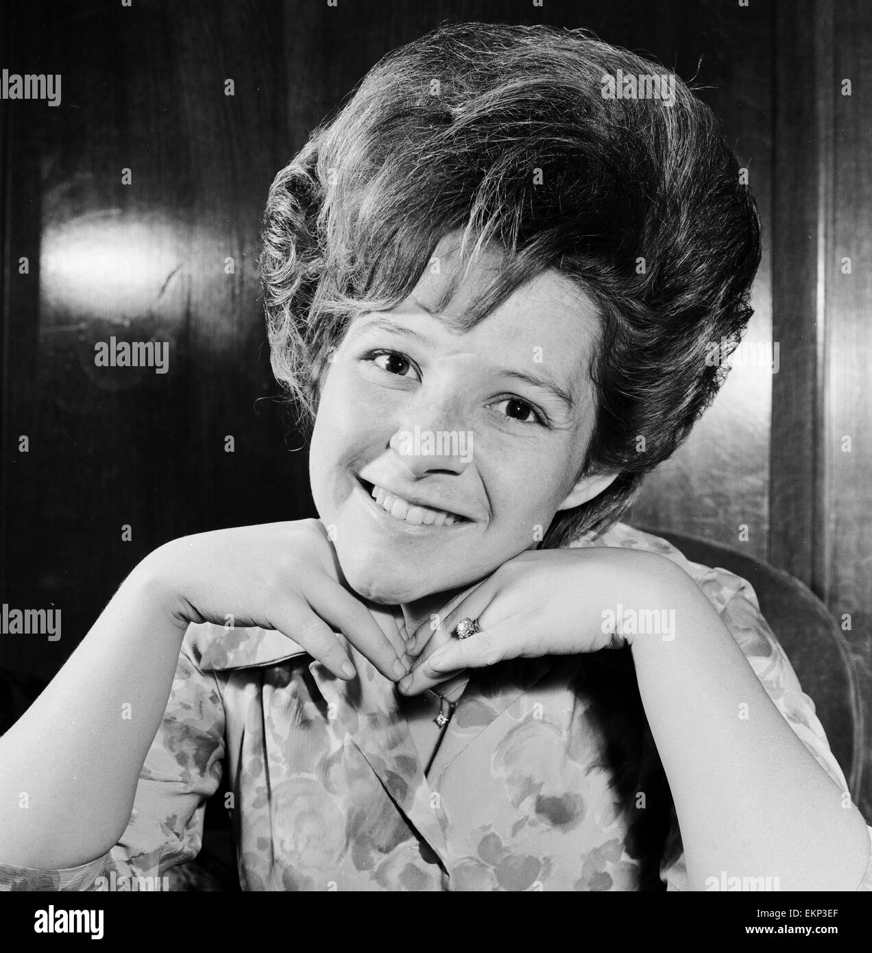 Amerikanische Pop-Sängerin abgebildet Brenda Lee im Hilton Hotel in London, wo sie sich vor ihrem Auftritt in der Royal Command Performance aufhält. 18. August 1964. Stockfoto