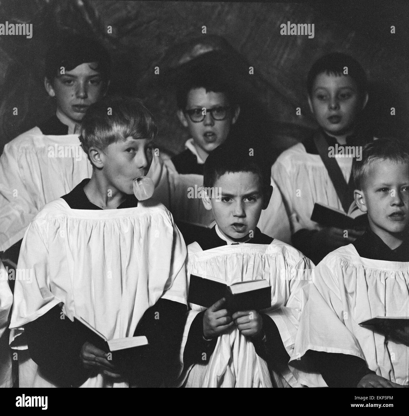 Zehn Jahre alten Chorknabe Ian Stacey von Bethnal Green versucht, die Konzentration seines Freundes zu brechen, indem Seifenblasen mit seiner Bubble Gum während Chor Praxis in der St. Matthews Church im East End von London. 22. Oktober 1969. Stockfoto