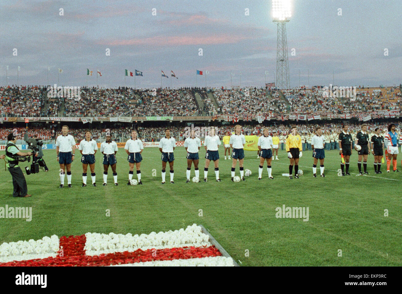 1990 World Cup erste Runde-Gruppe F entsprechen in Cagliari, Italien. England 0 V Holland 0. Das englische Team Line-up vor dem Spiel. Sie sind von links nach rechts: Terry Butcher, Gary Lineker, Paul Parker, Paul Gascoigne, Des Walker, John Barnes, Chris Waddle, Mark Wr Stockfoto