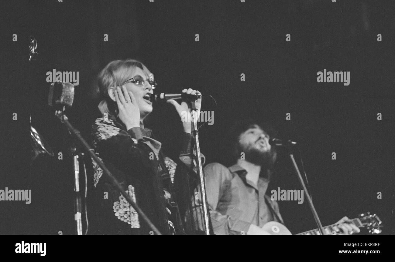 Delaney & Bonnie & Freunde Musikkonzert in Birmingham Town Hall 4. Dezember 1969. Hinweis: Konzert statt bei schwachem Licht mit keine Flash-Fotografie erlaubt *** lokalen Caption *** Delaney Bramlett Bonnie Bramlett Stockfoto