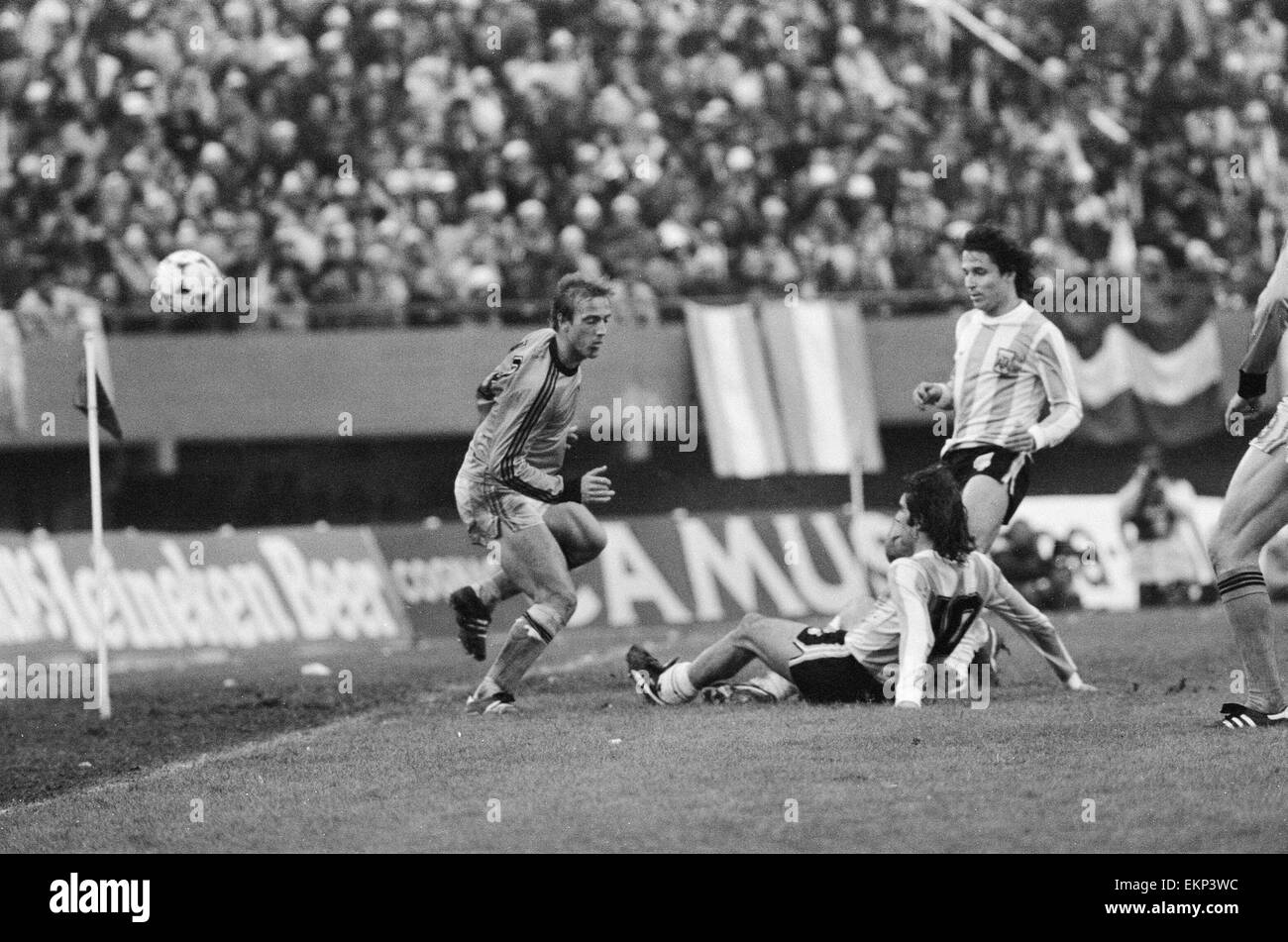 1978-World-Cup-Finale in Buenos Aires, Argentinien. Argentinien 3 V Holland 1 nach Verlängerung. Argentiniens Mario Kempes gleitet für die Kugel. 25. Juni 1978. Stockfoto