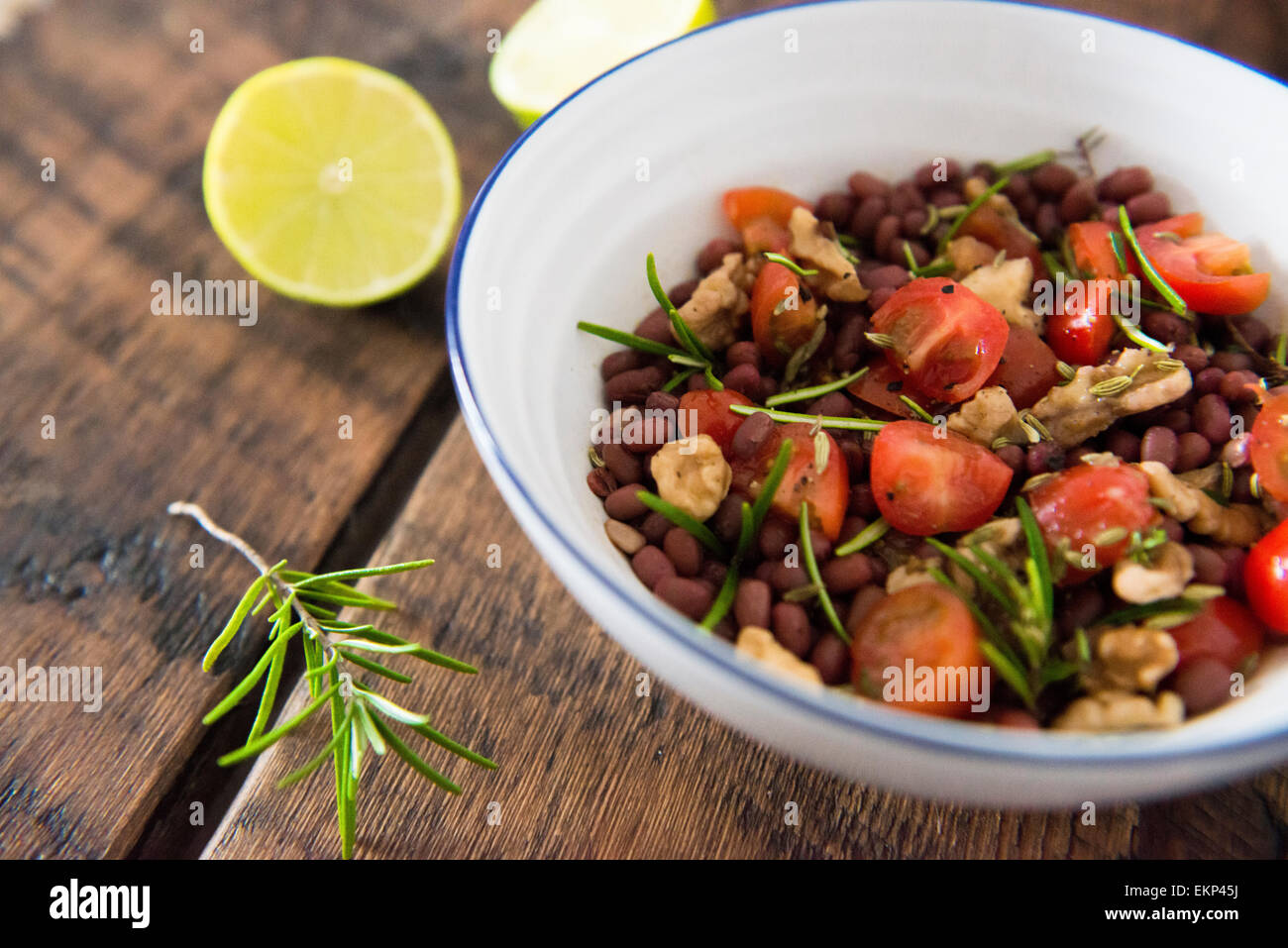 Aduki Bohnen-Salat mit Rosmarin und Cherry Tomaten Stockfoto