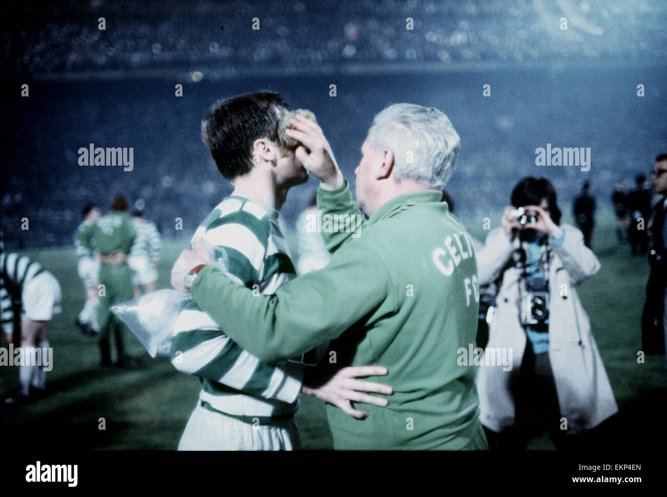 European Cup-Finale Celtic V Feyenoord. Billy McNeill Behandlung an den Kopf von der keltischen Trainer am Ende des Spiels, nach einer Niederlage 2-1 in Mailand. 6. Mai 1970 Stockfoto