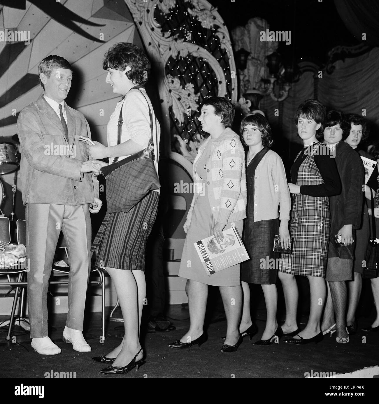 Sänger Johnny Leyton begrüßt von einer langen Reihe von Mädchen im Teenageralter hoffnungsvoll für Autogramme nach rund 800 seiner Fans im Lyceum Strand ein Konzert geben. 10. November 1963. Stockfoto