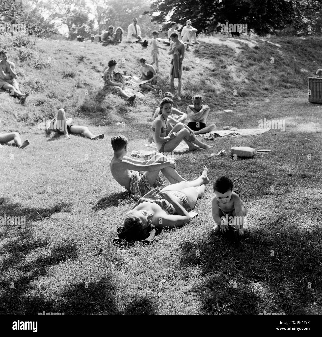 Leute, Sonnenbaden in einer Hitzewelle an der Serpentine Lido, Hyde Park, London. 29. Juli 1958. Stockfoto