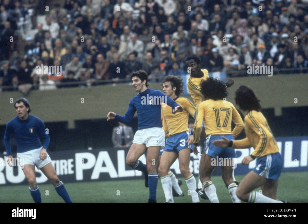 1978-WM Spiel um den dritten Platz in Buenos Aires, Argentinien. Brasilien 2 V Italien 1. Italiens Paolo Rossi umgeben von brasilianischen Verteidiger während des Spiels. 24. Juni 1978. Stockfoto
