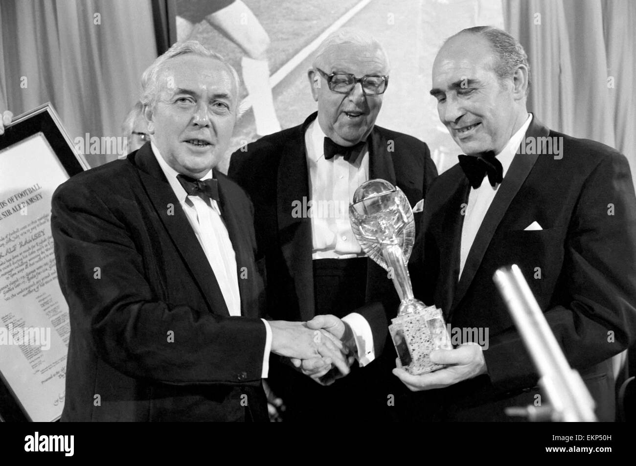 Sir Alf Ramsey mit Premierminister Harold Wilson bei einem Abendessen auf dem 8. Jahrestages von England Essen feiern die WM. Juli 1974 74-4559-002 Stockfoto