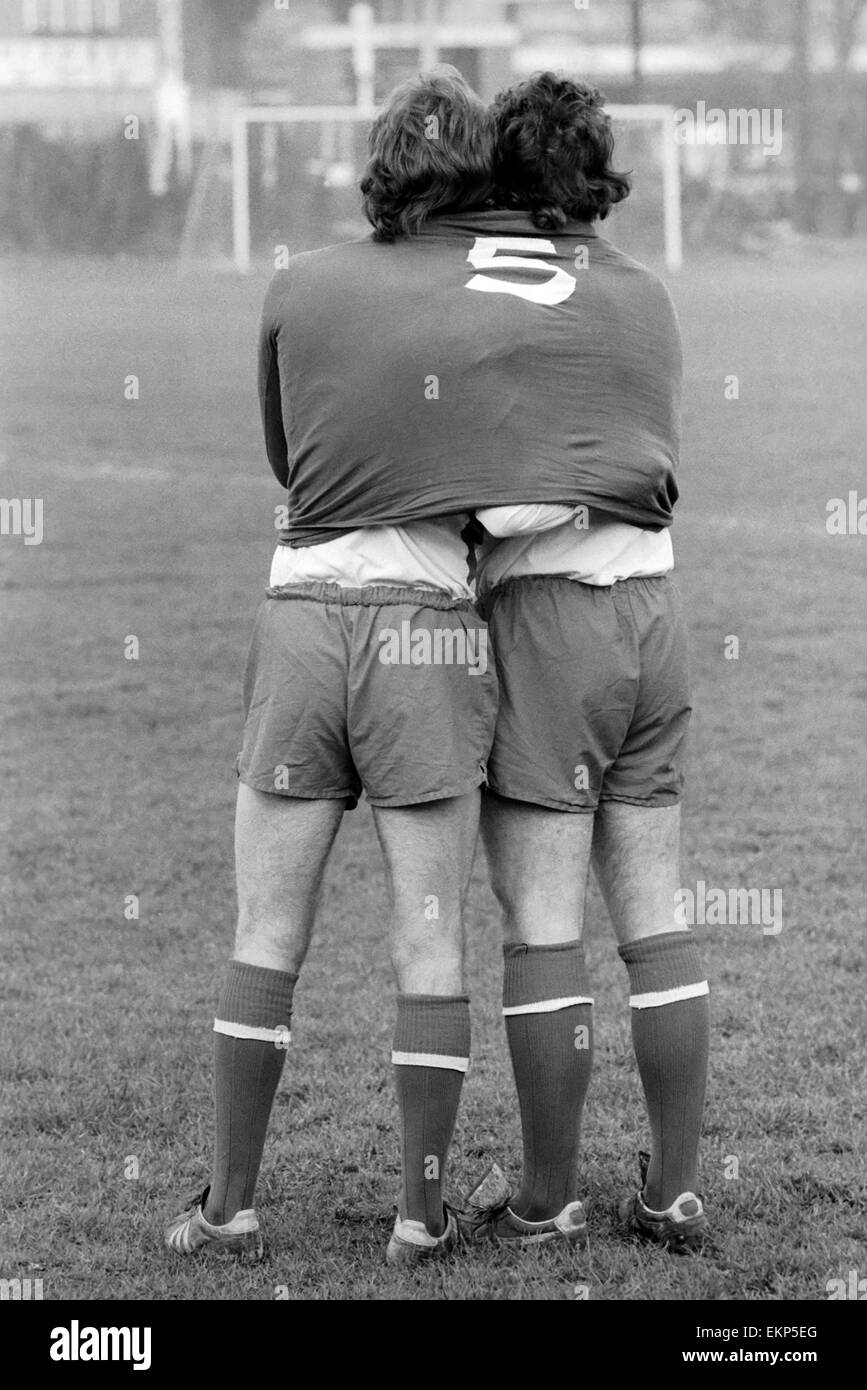 Steve Finnieston (20)-Stürmer und John Sparrow (17) Verteidiger Mitglieder der Chelsea Kader, abgebildet, beide das gleiche Hemd tragen, während des Trainings auf den Chelsea-Boden. Februar 1975 75-0715-001 Stockfoto