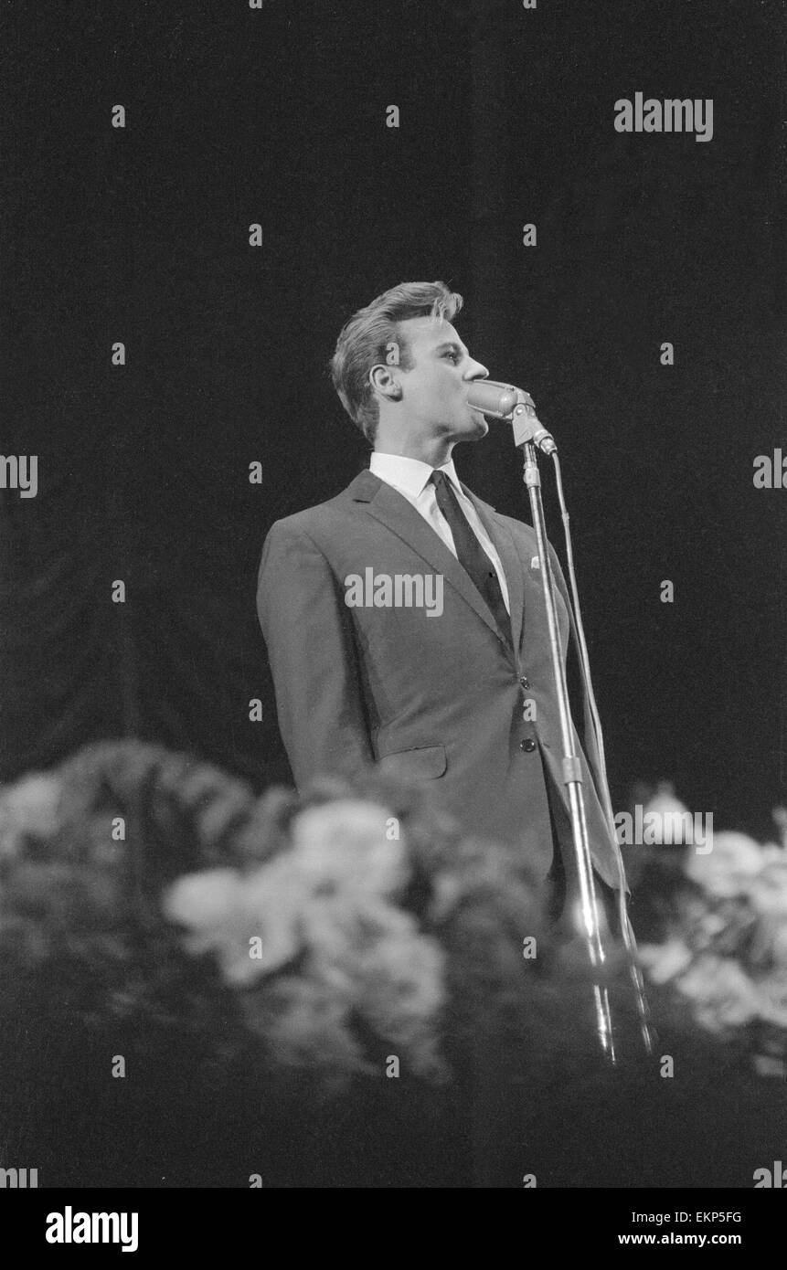 Sänger Mark Wynter erklingt in der Daily Express Datensatz Star Show an Wembleys Empire Pool. 23. März 1963. Stockfoto