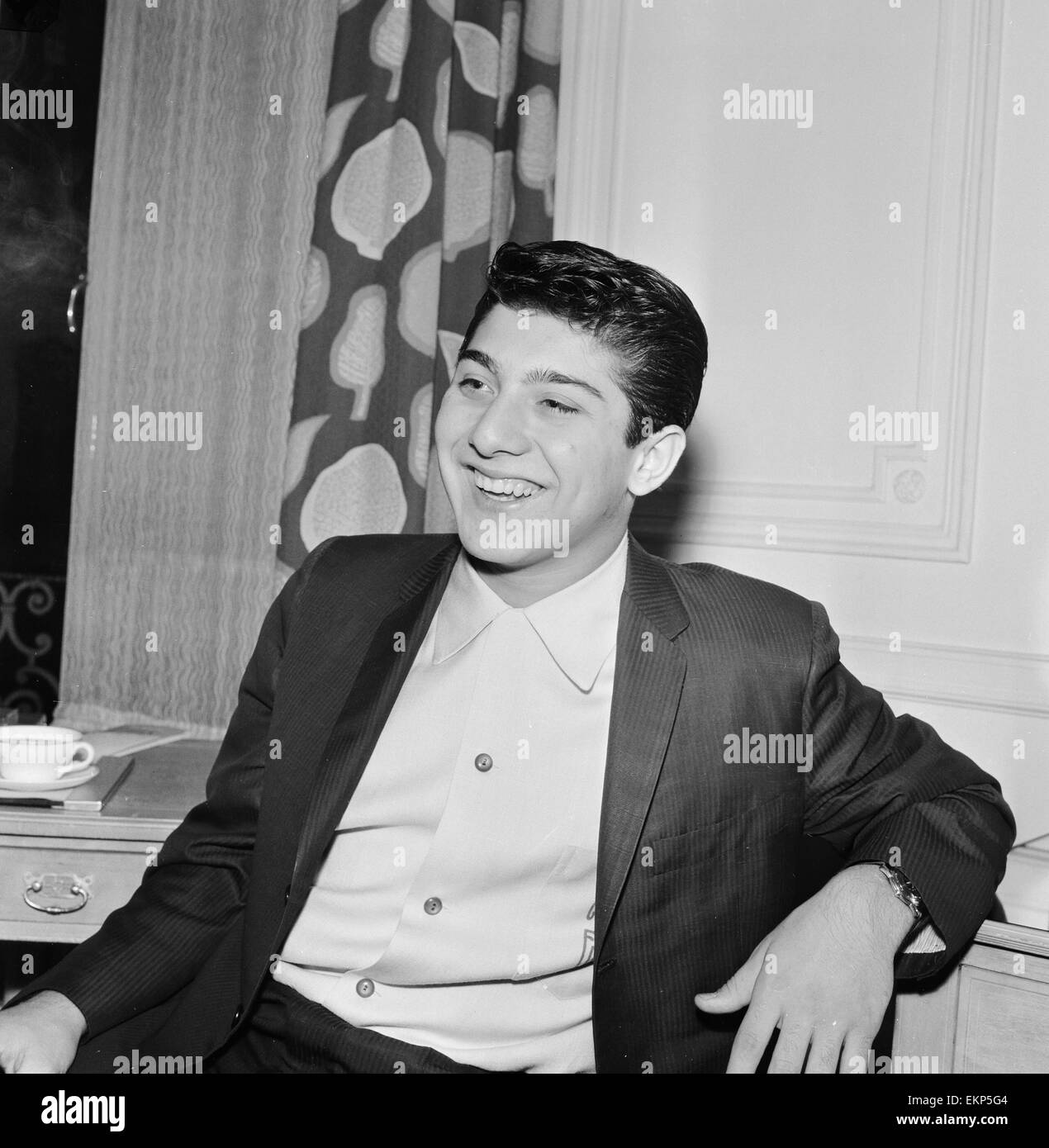 Kanadischer Sänger-Songwriter Paul Anka abgebildet in seiner Suite im Savoy Hotel in London bei seinem Besuch in Großbritannien. 20. Januar 1959. Stockfoto