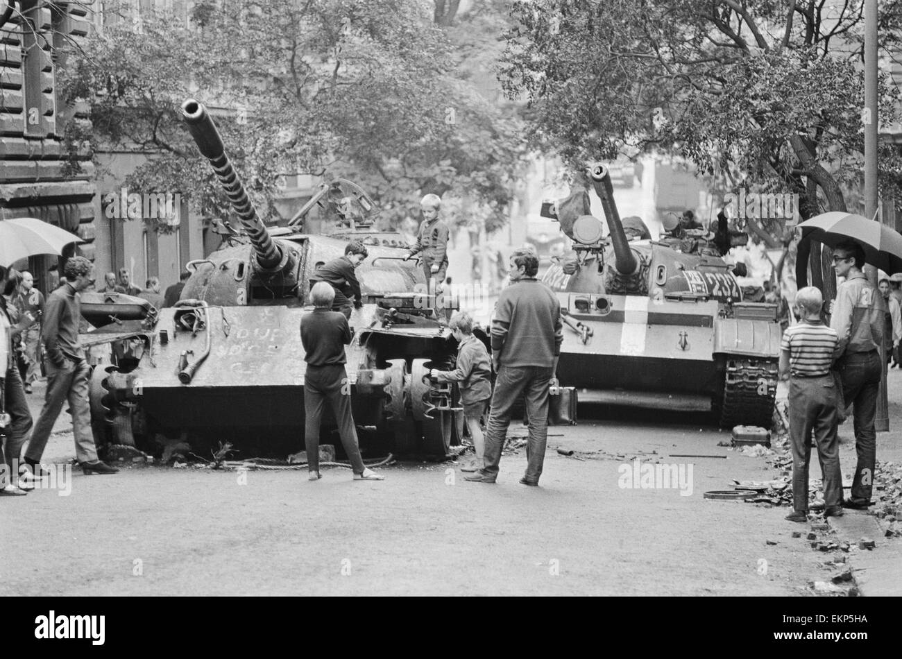 Das ausgebrannte Wrack eines russischen T54 Tanks hier im Zentrum von Prag nach Warschau Pakt Invasion des Landes zu sehen. Die Invasion war nach der Wahl von Alexander Dubček und seine Reformen für ein weniger zentralisierten Regime löste. 22. August 196 Stockfoto