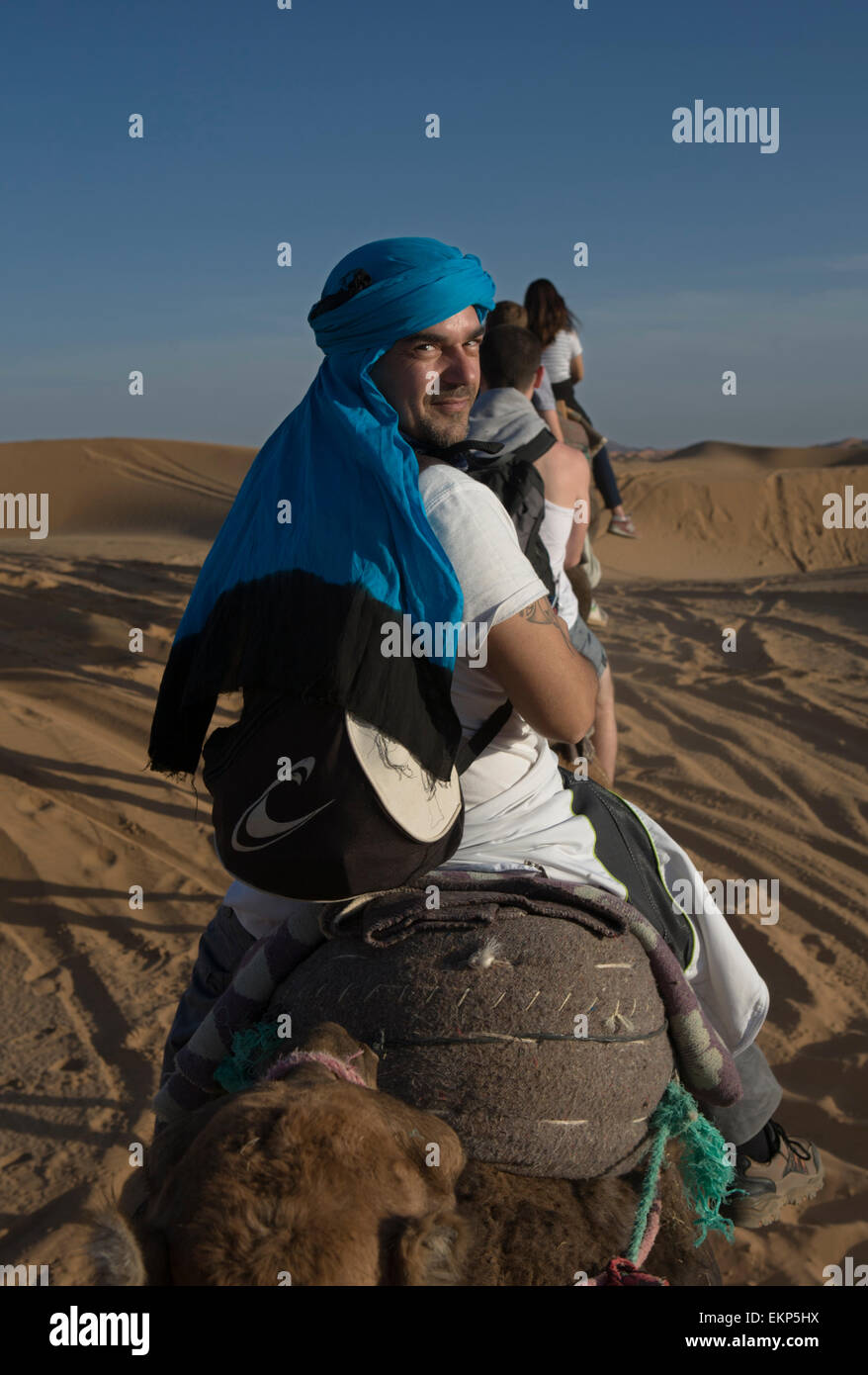 Touristen in der Wüste Reise in der Nähe von Merzouga in Erg Chebbi in Marokko. Stockfoto