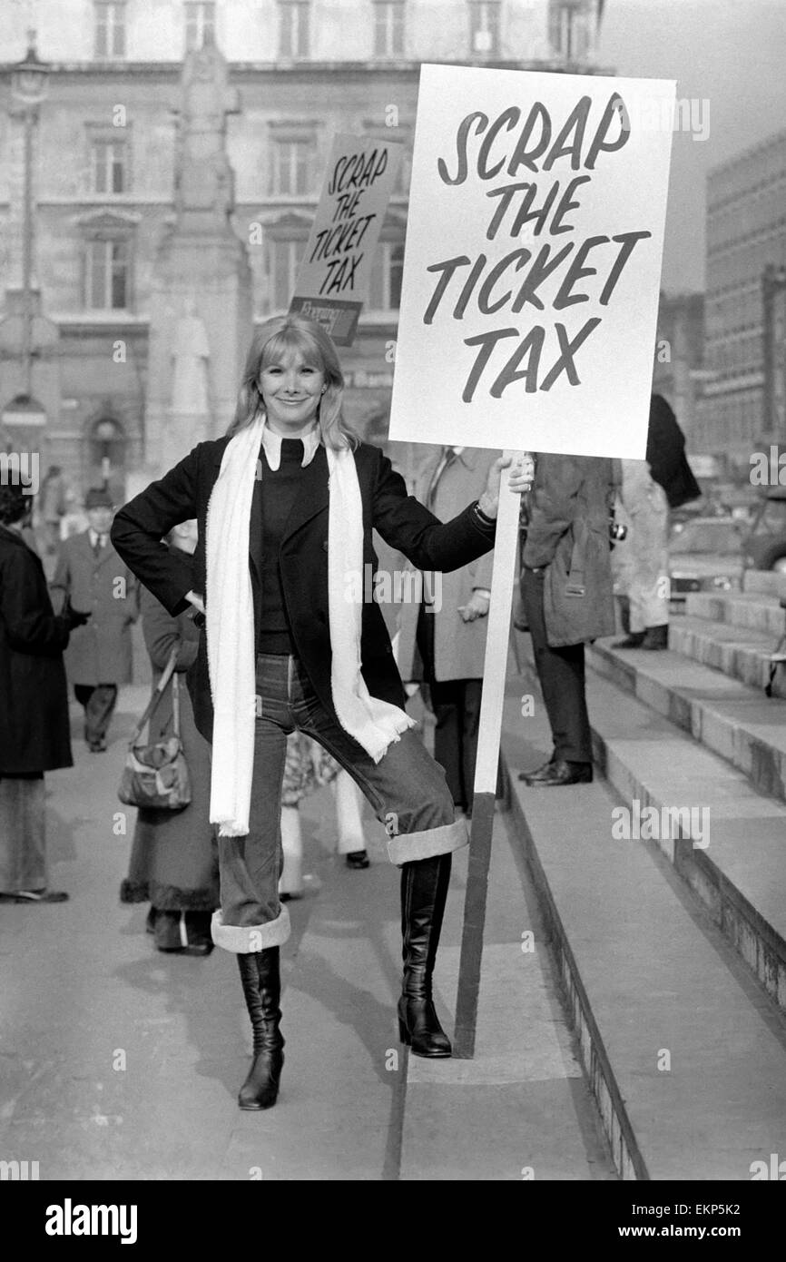 Schauspielerin Susan Hampshire gesehen hier in St. Martin-in-the-Fields, London, für die Abschaffung der Mehrwertsteuer die Live Demonstration darstellende Kunst - Theater, Musik, Oper, Ballett, aufgrund der steigenden Kosten. Auch in der Demo war heute Sheila Hancock, Richa Stockfoto