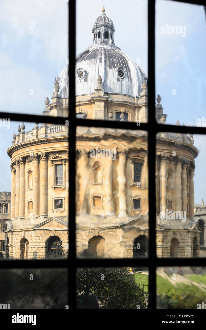 Die historischen Radcliffe Camera angesehen von der Universität von Saint Mary die Jungfrau, Oxford, England, UK. Stockfoto